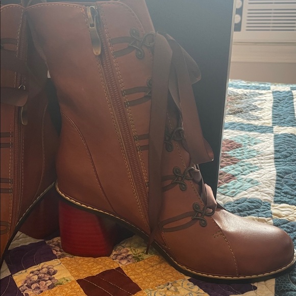 Chelsea Crew Tan Lace-Up Women's Boots - Picture 2 of 13